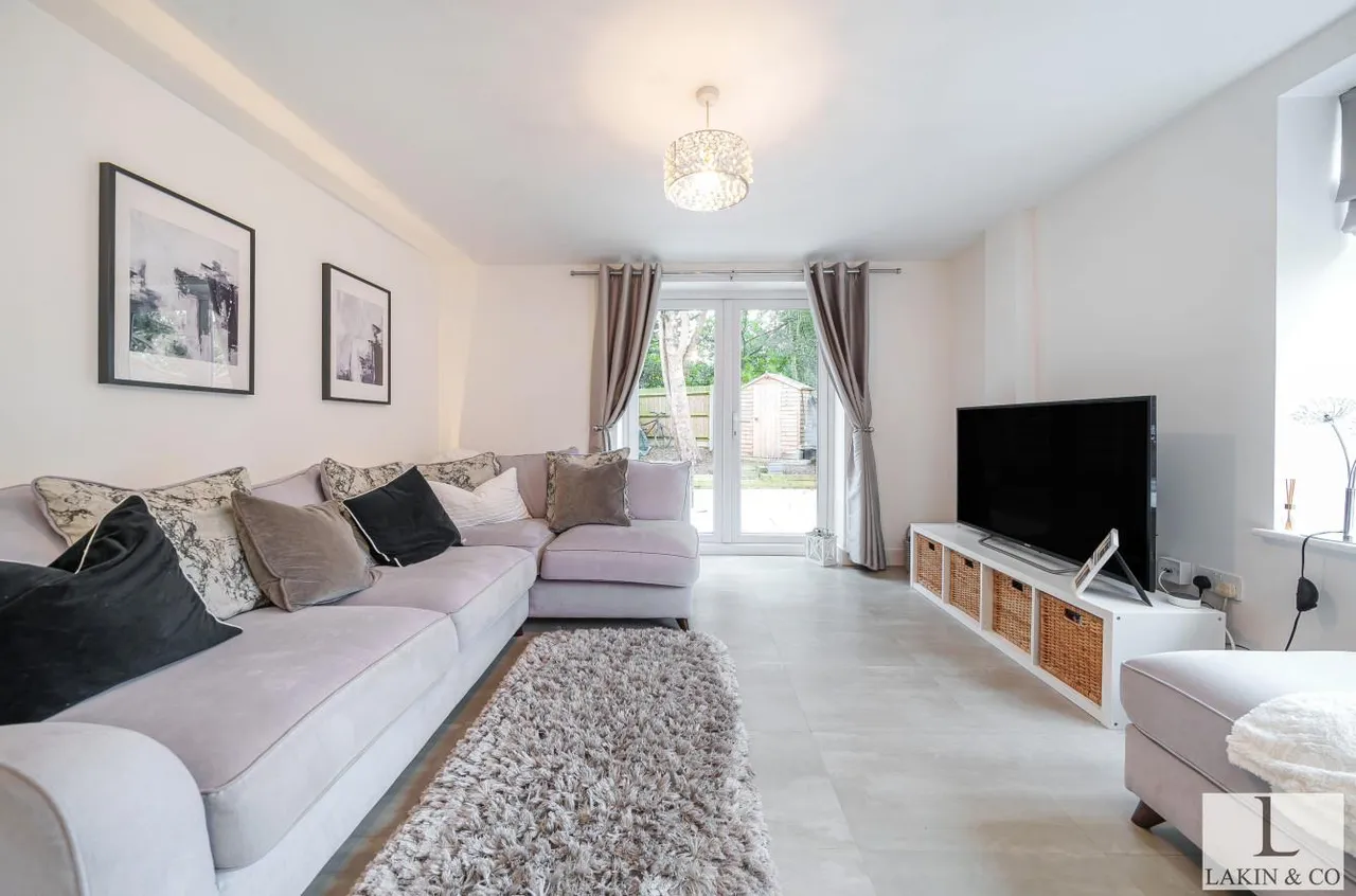 Swakeleys Road, Ickenham, UB10, photo 3