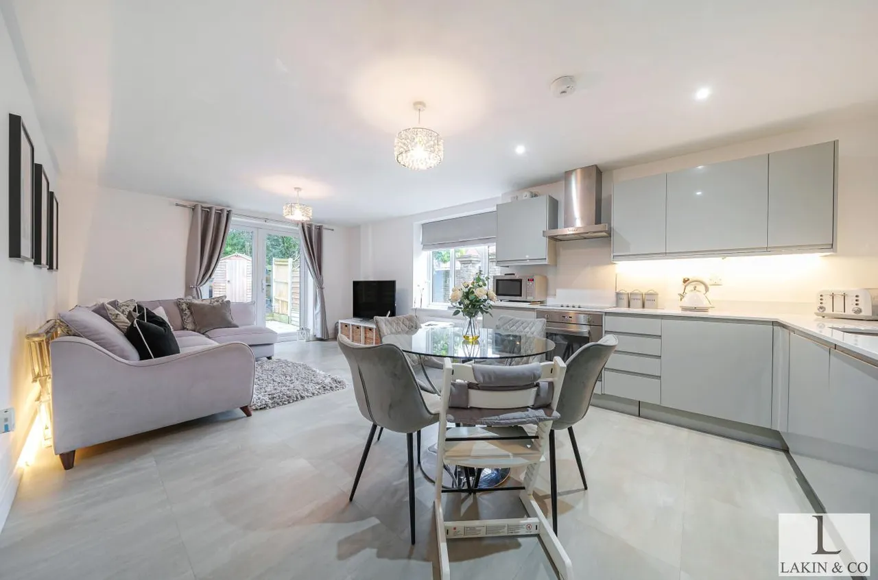 Swakeleys Road, Ickenham, UB10, photo 5