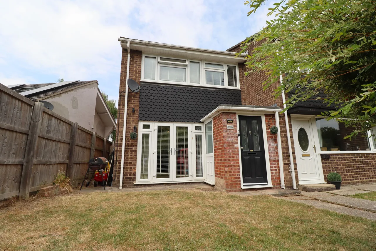 3 bed flat for sale — Arterial Road, Eastwood, Leigh-on-Sea, Essex, SS9 4DZ