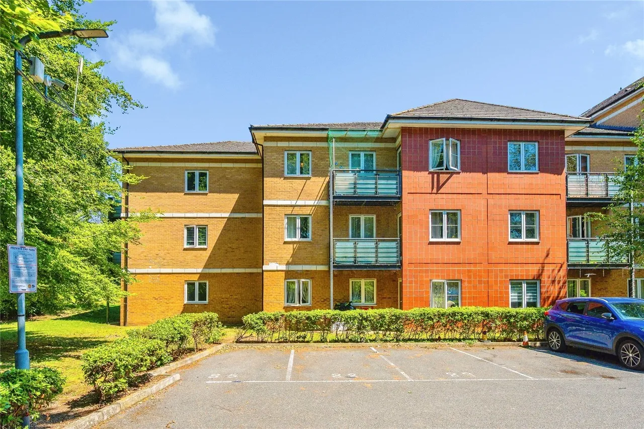 2 bed flat for sale — The Parklands, Bedfordshire, LU5