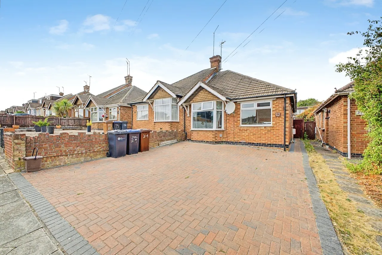2 bed house for sale — Cameron Drive, Northampton, NN5