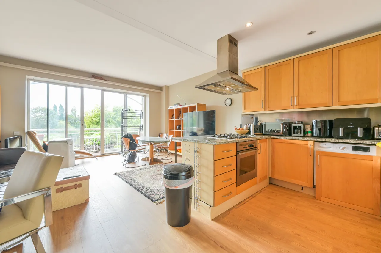 4 Regatta Point, Kew Bridge Road, Brentford, photo 2