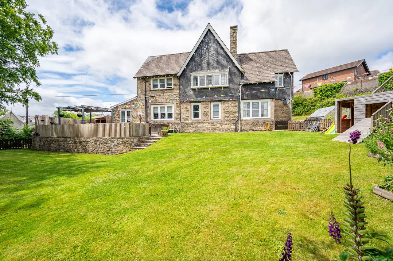 5 bed house for sale — St Marys House, Brynmawr