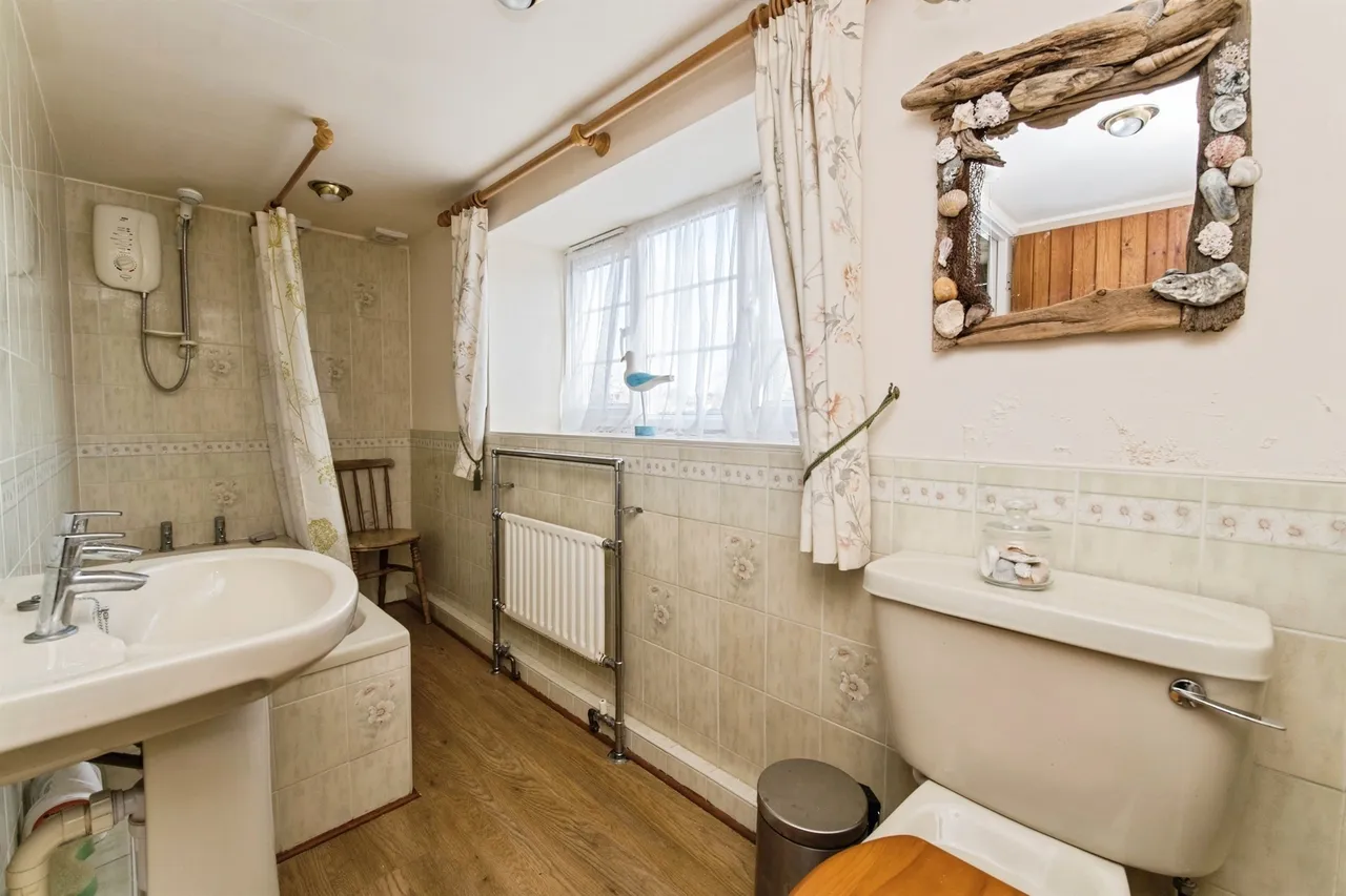 Musbury Road, Axminster, photo 10