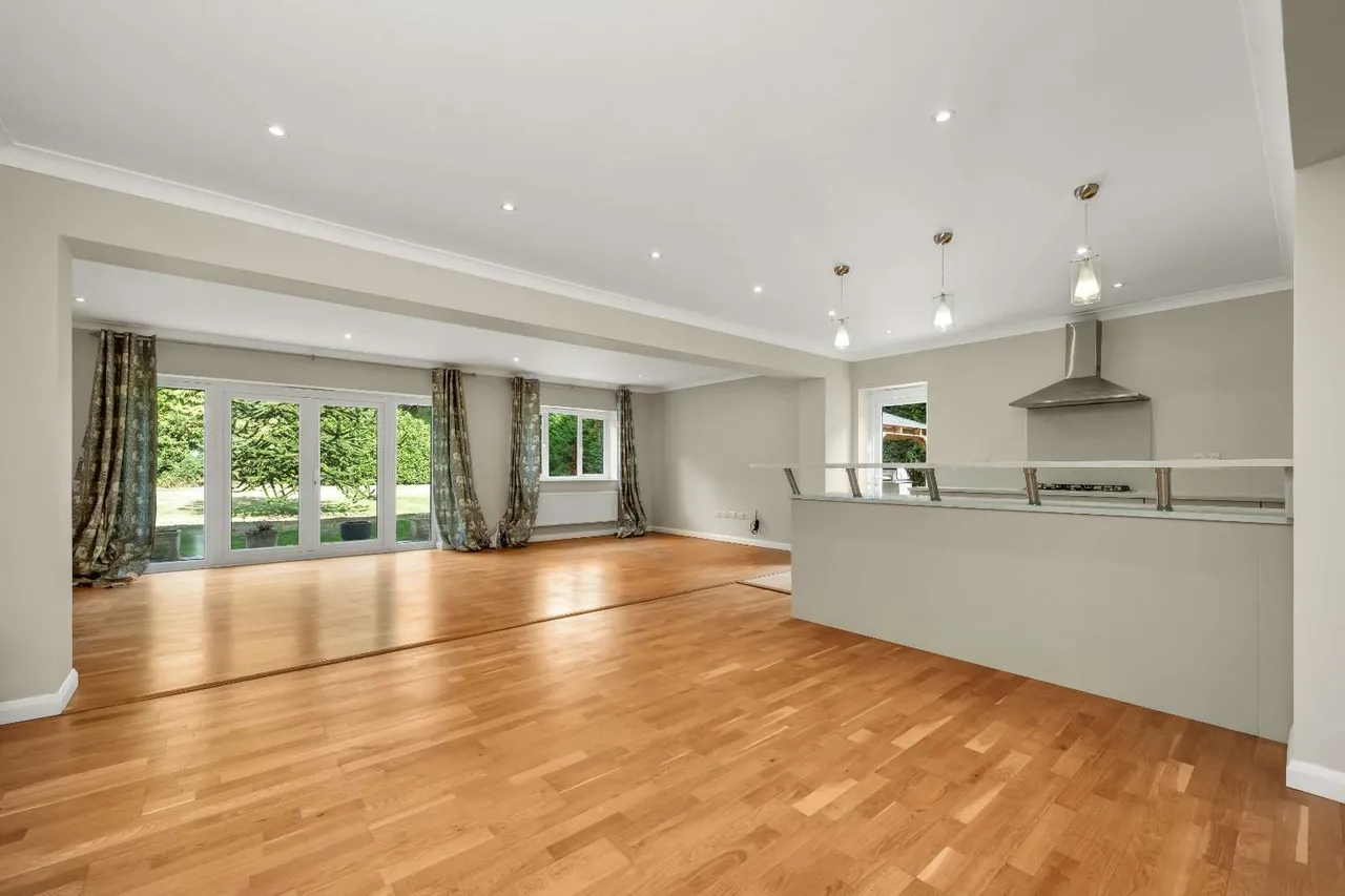 Meadway, Esher, Surrey, KT10 9HF, photo 2