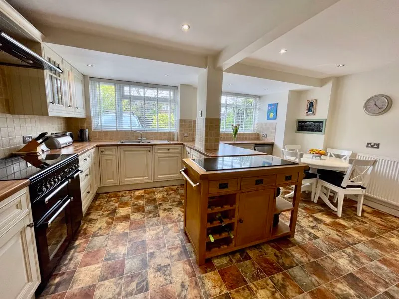 Chalklands, Bourne End SL8 5TQ, photo 3