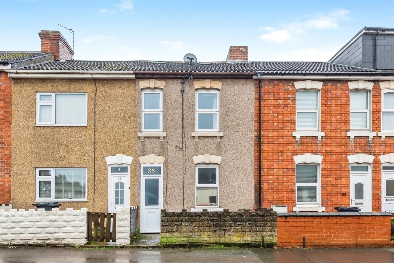 3 bed house for sale — Crombey Street, Swindon
