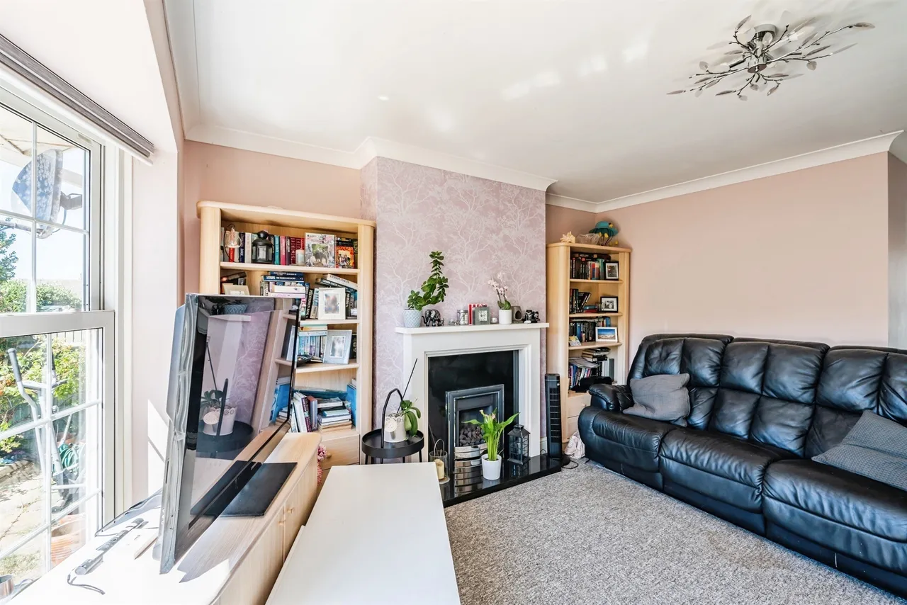 Poynings Close, Seaford, BN25, photo 2