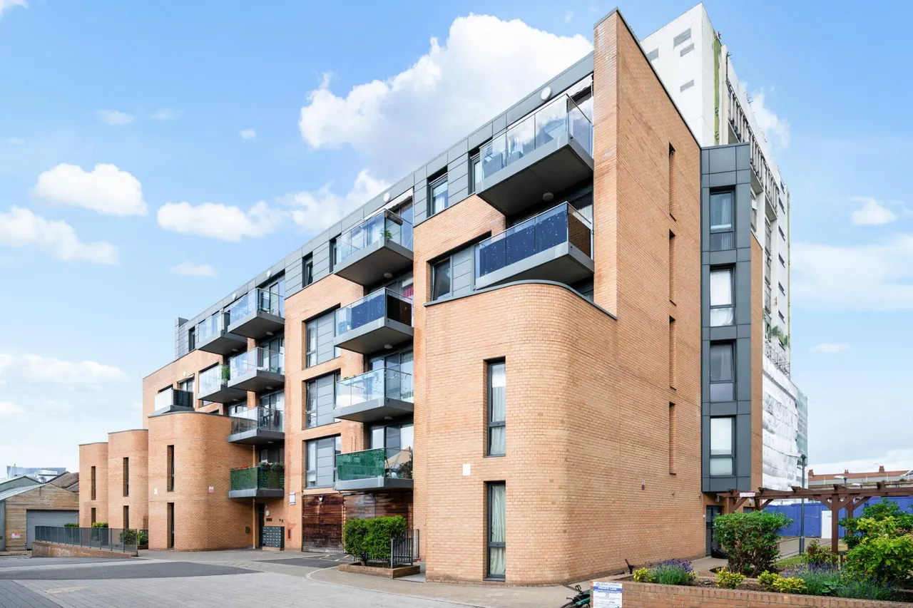 2 bed flat for sale, Baltic Avenue, Brentford, TW8