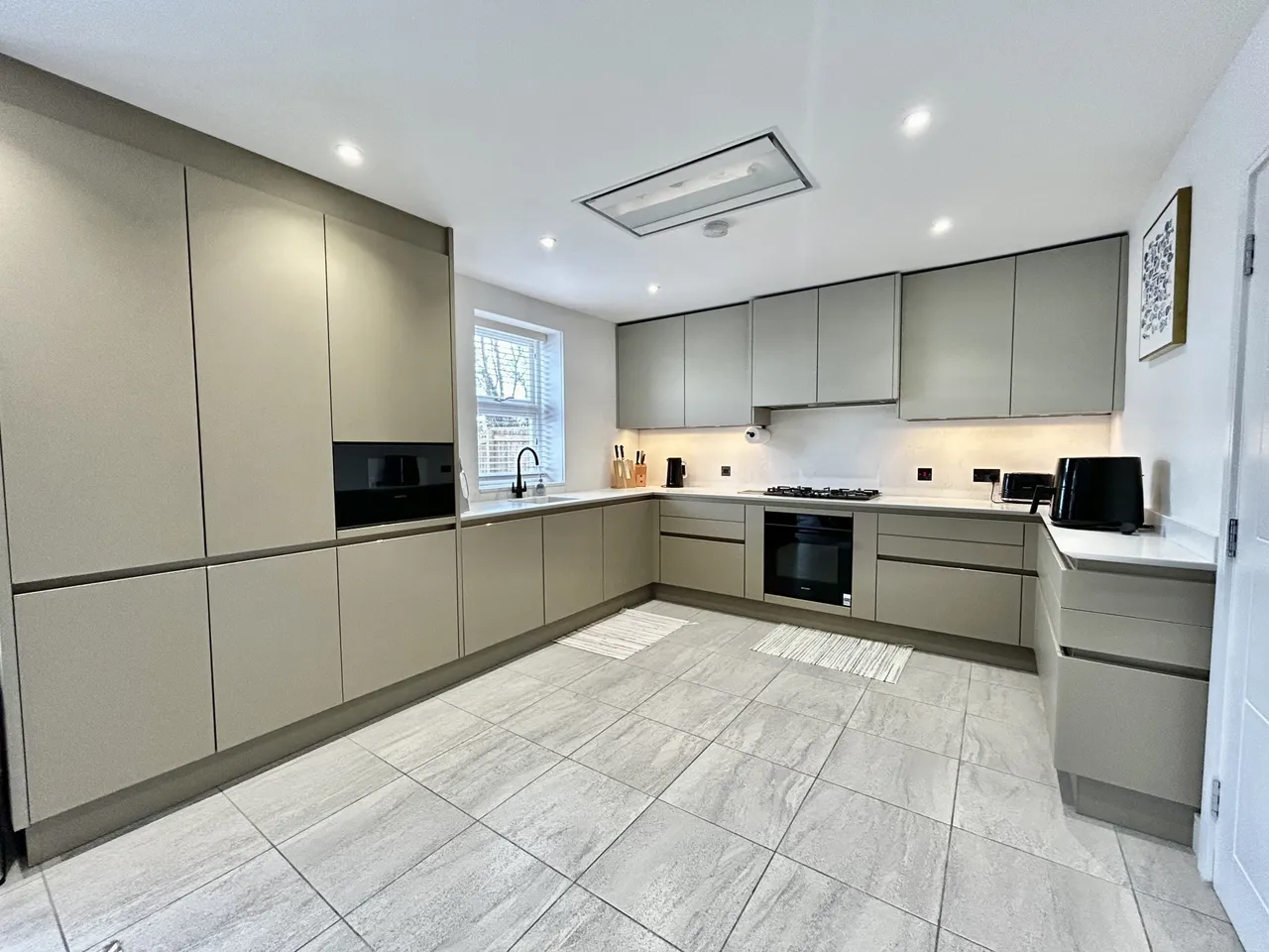 Connaught Court, Harrogate, HG1, photo 2
