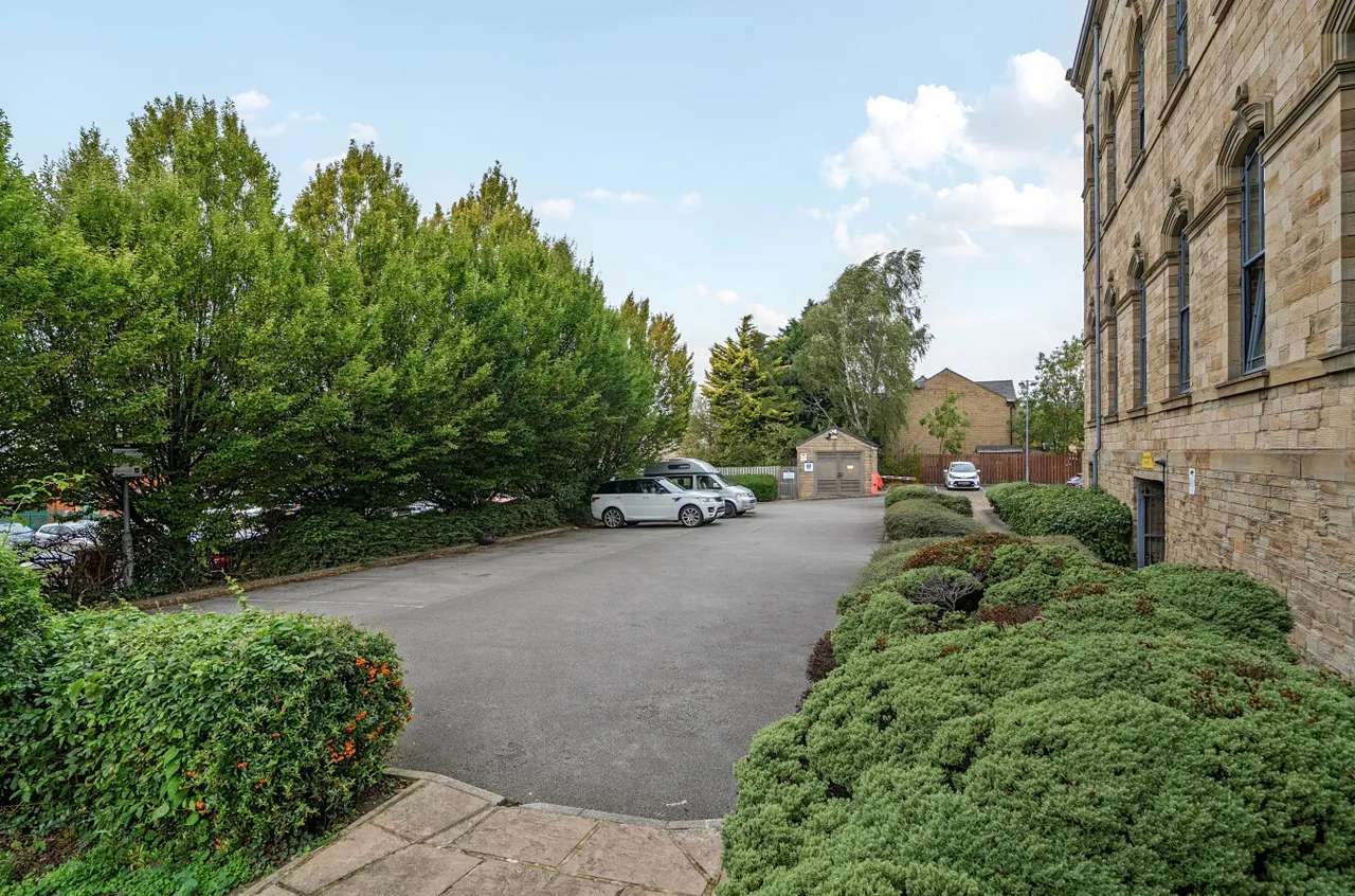 High Street, Heckmondwike, WF16, photo 5