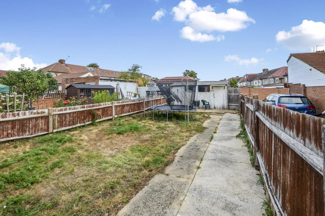 Kings Avenue, Greenford, UB6, photo 22
