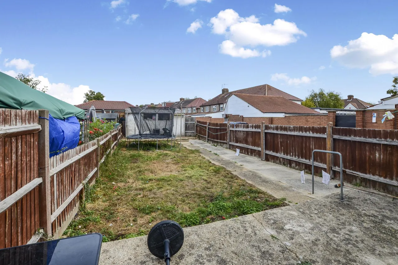 Kings Avenue, Greenford, UB6, photo 3
