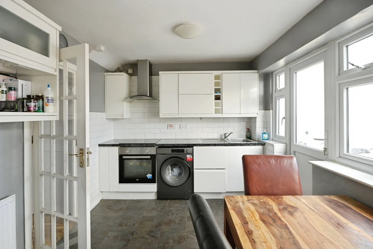 Hillrise Road, Collier Row, Romford, Havering, RM5, photo 8