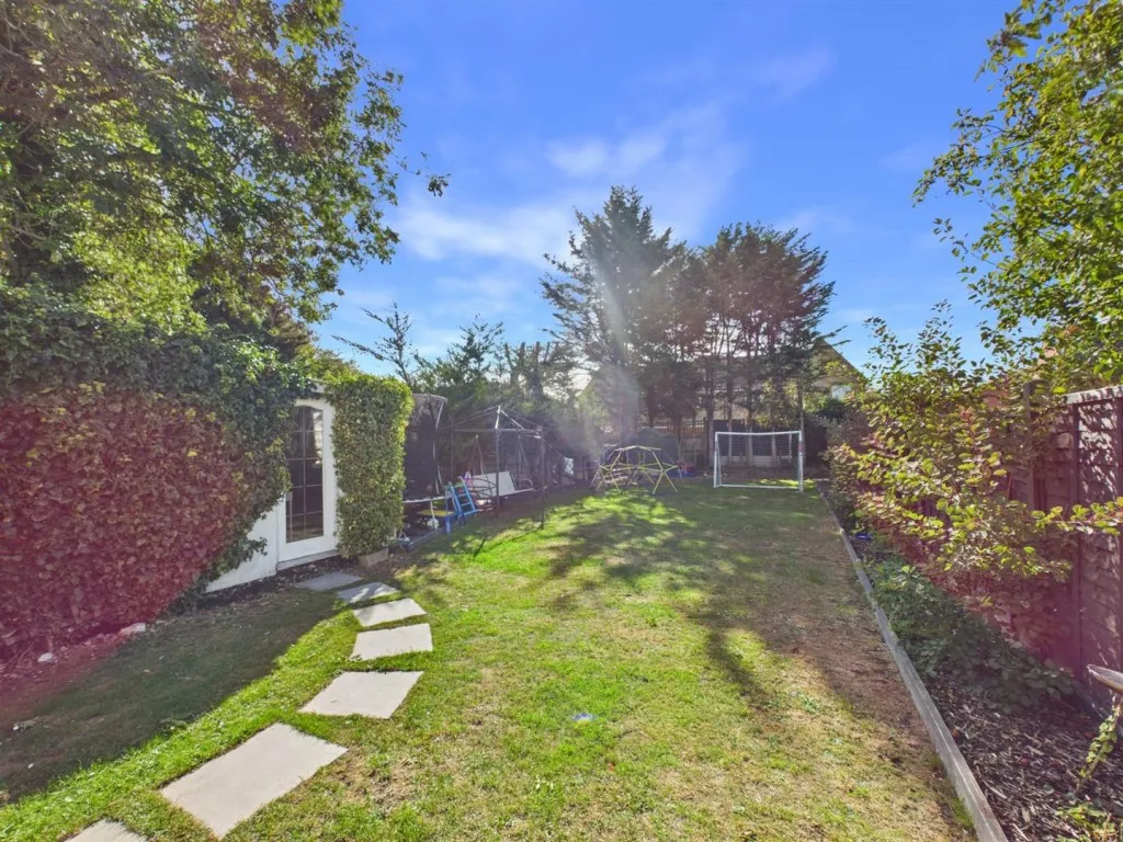 Russell Avenue, Southcourt, photo 14