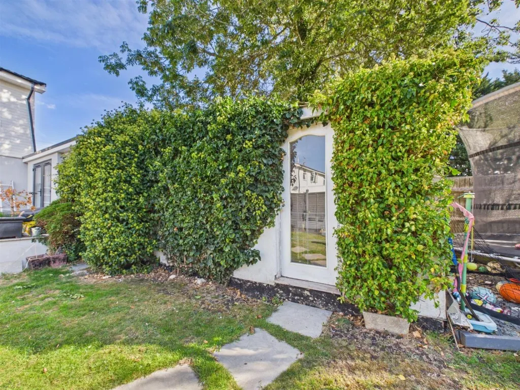 Russell Avenue, Southcourt, photo 16