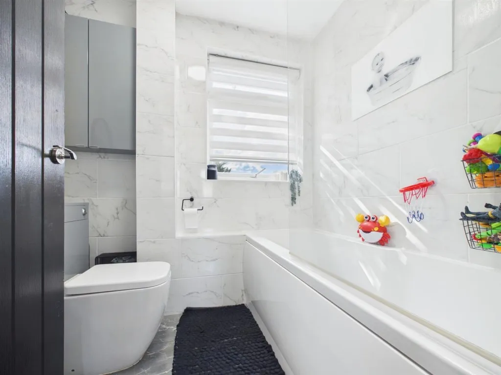 Russell Avenue, Southcourt, photo 12