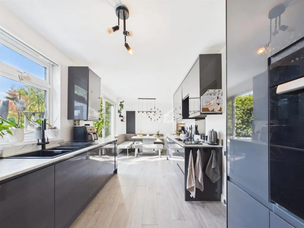 Russell Avenue, Southcourt, photo 6