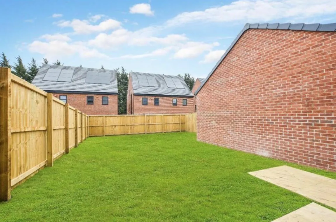 Eliza Grant Road, LS15, photo 13