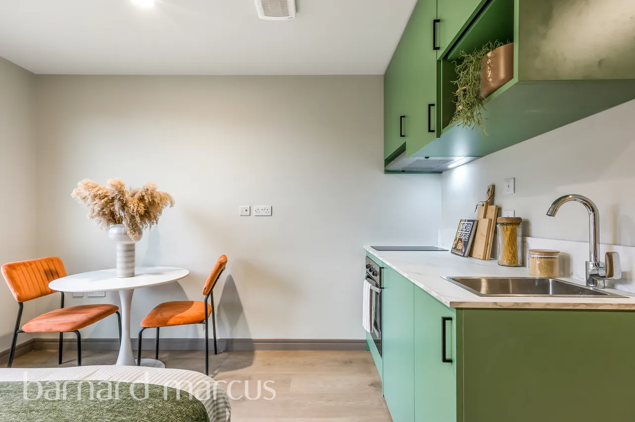 Victoria Road, Feltham, TW13, photo 2