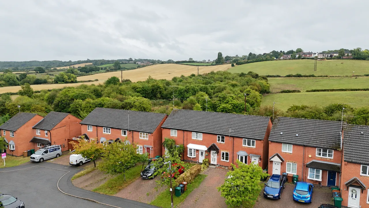 2 bed house for sale, Station Road, Woodville, DE11