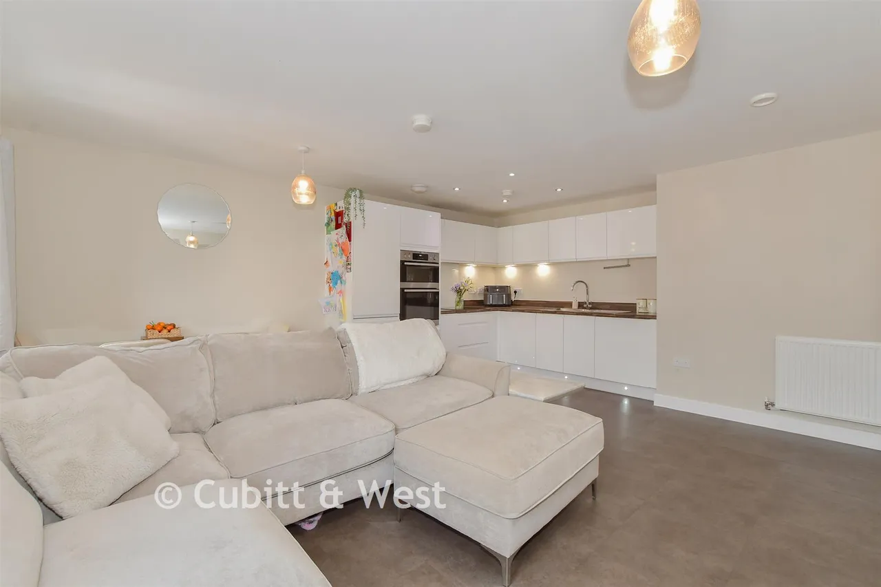 Cornwell Avenue, Forge Wood, RH10, photo 3