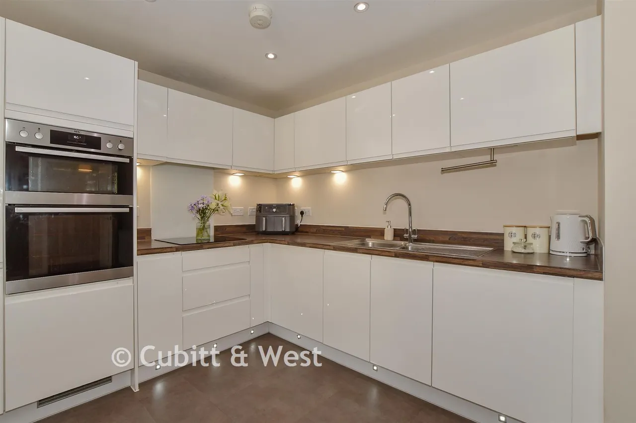 Cornwell Avenue, Forge Wood, RH10, photo 4
