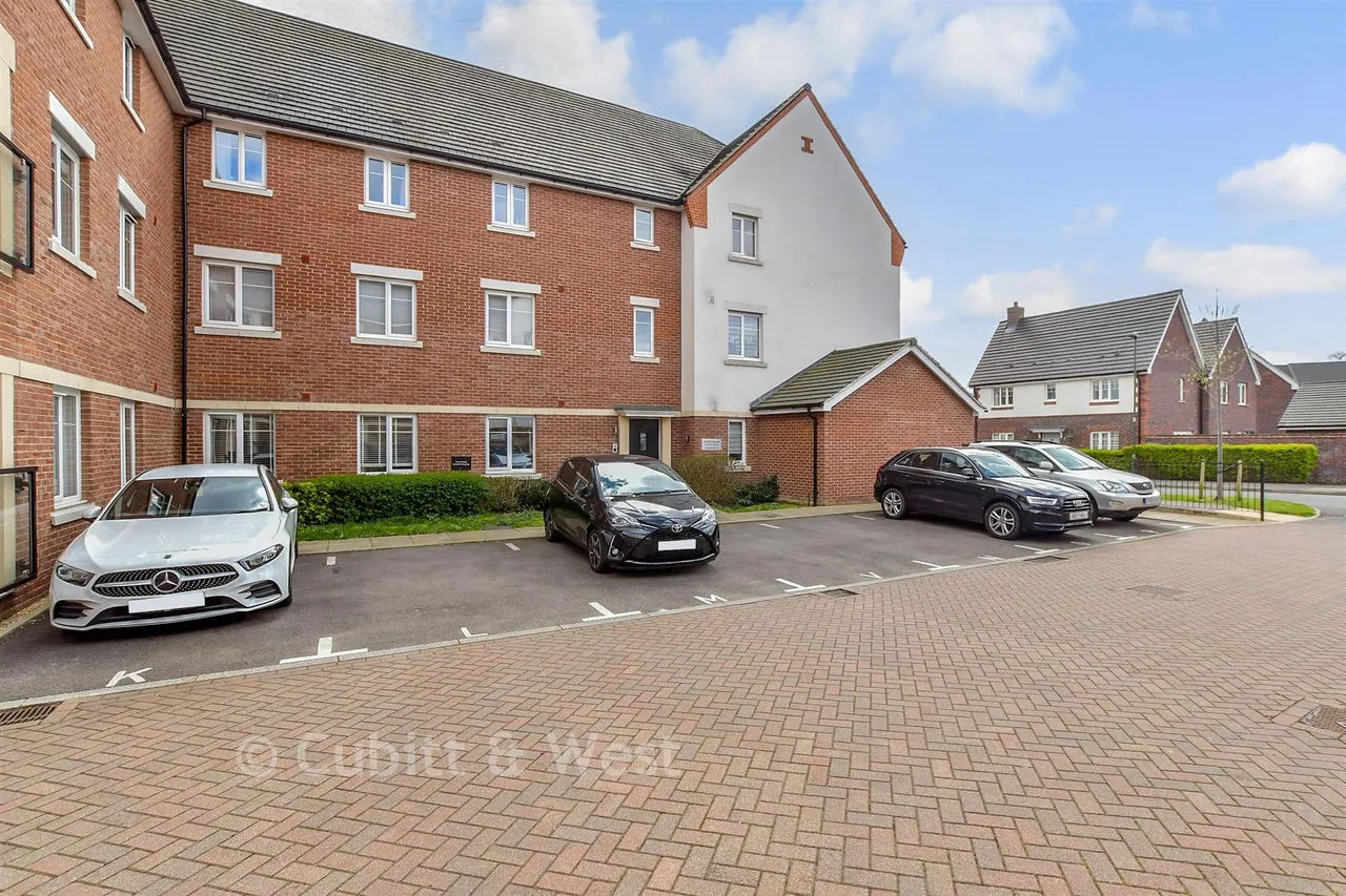 Cornwell Avenue, Forge Wood, RH10, photo 14