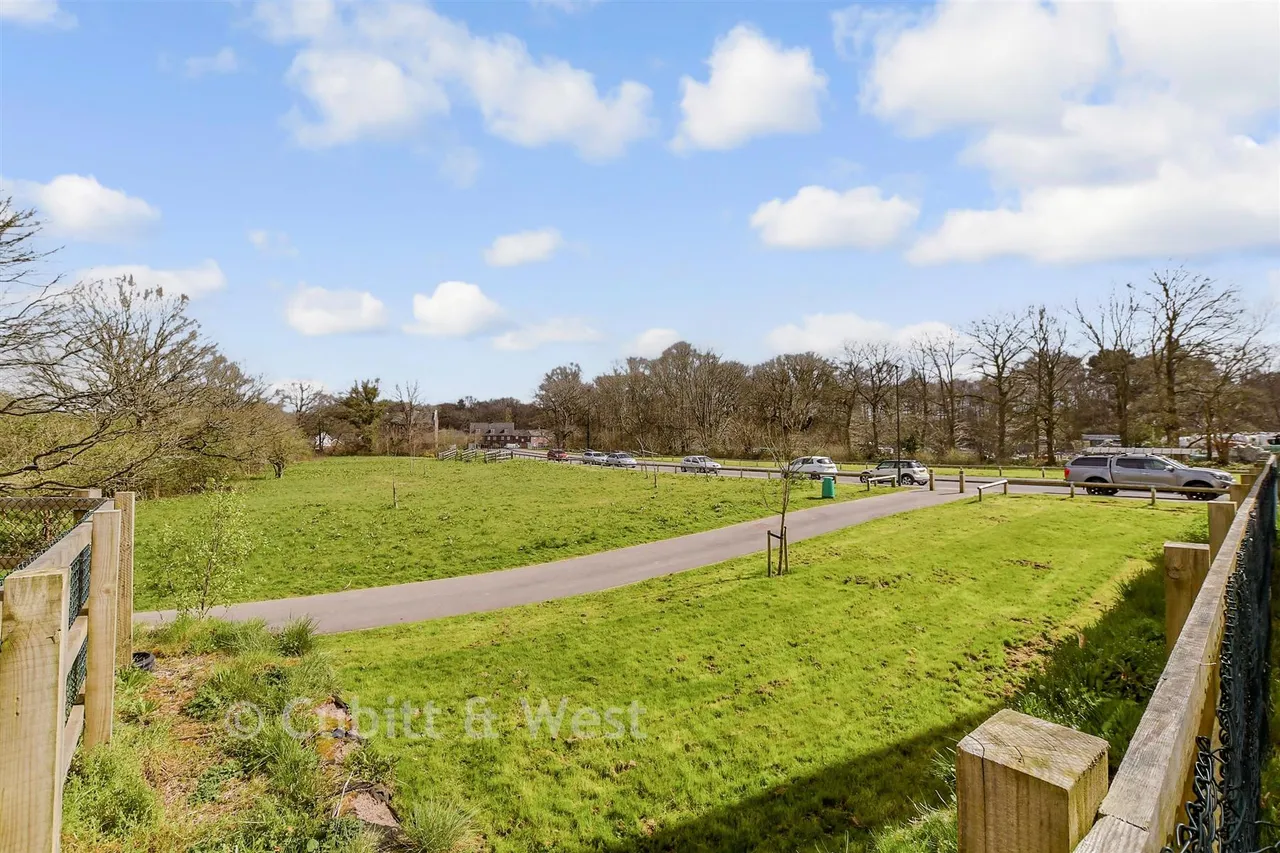 Cornwell Avenue, Forge Wood, RH10, photo 13