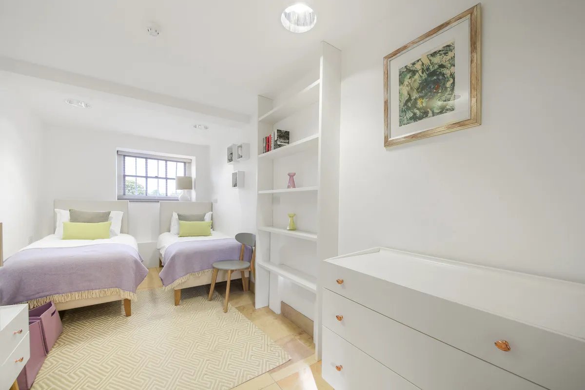 Hampton Court Road, KT8, photo 5