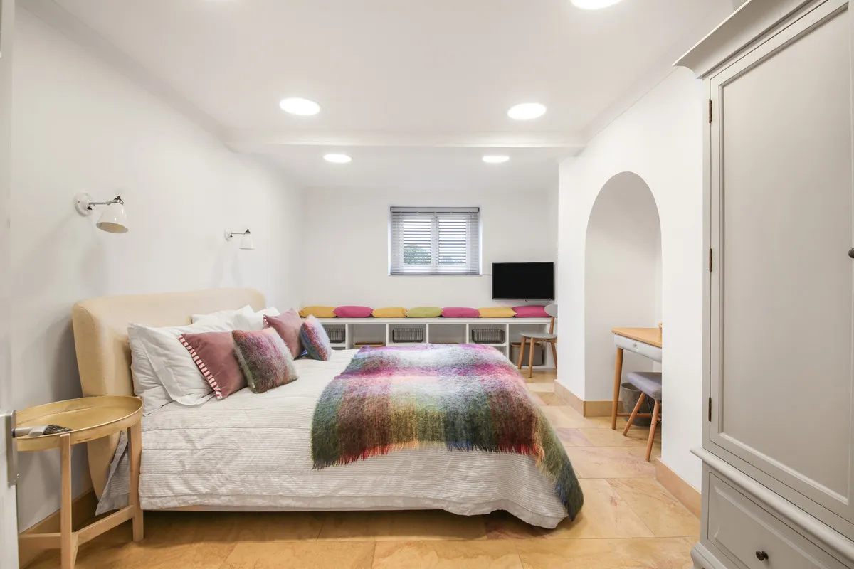 Hampton Court Road, KT8, photo 4