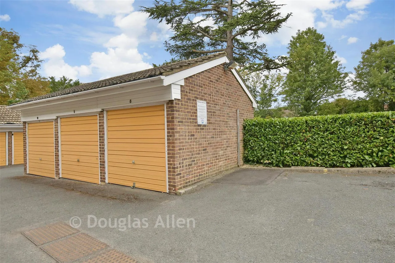Buckingham Close, Emerson Park, RM11, photo 7