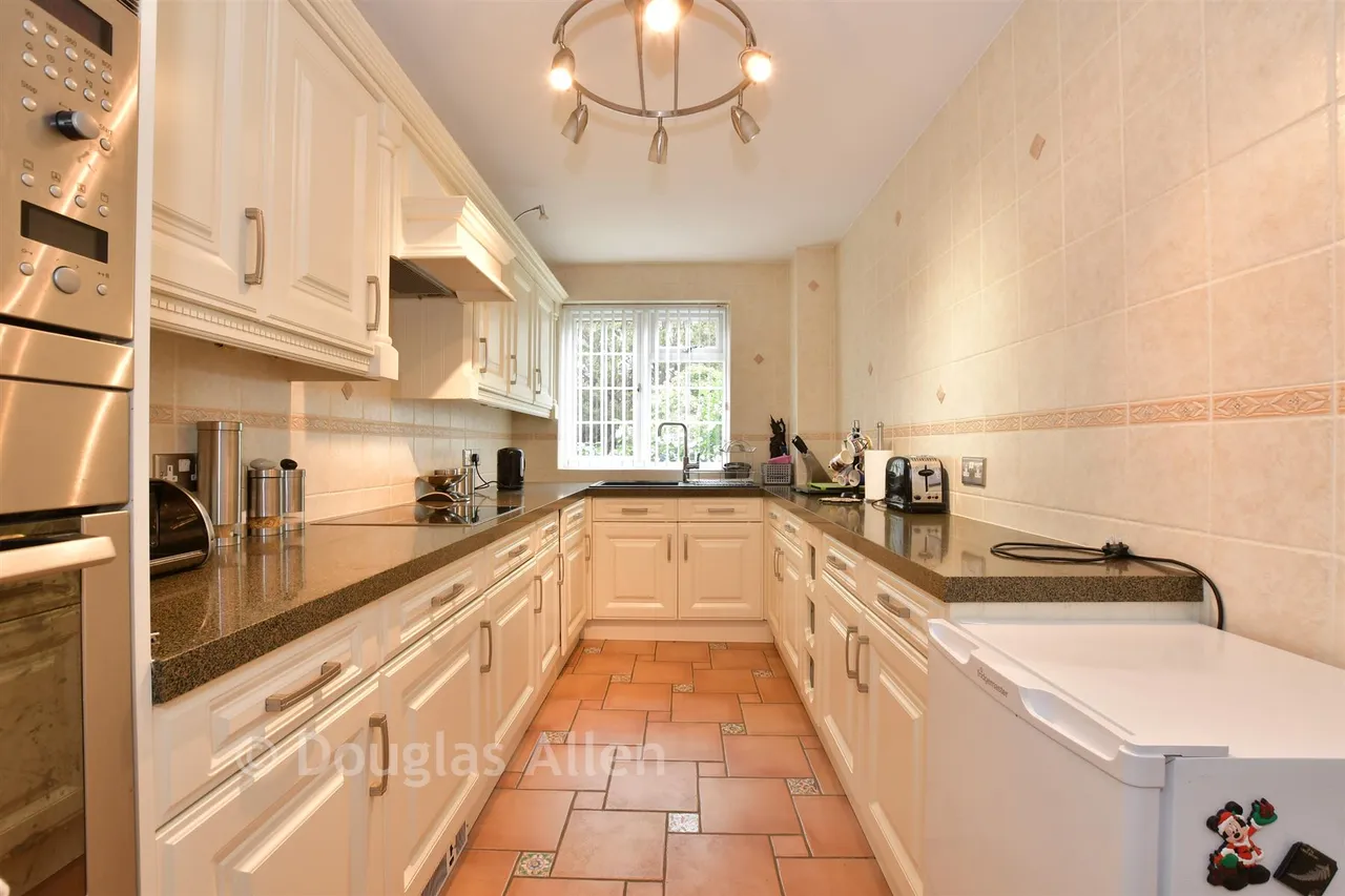 Buckingham Close, Emerson Park, RM11, photo 2