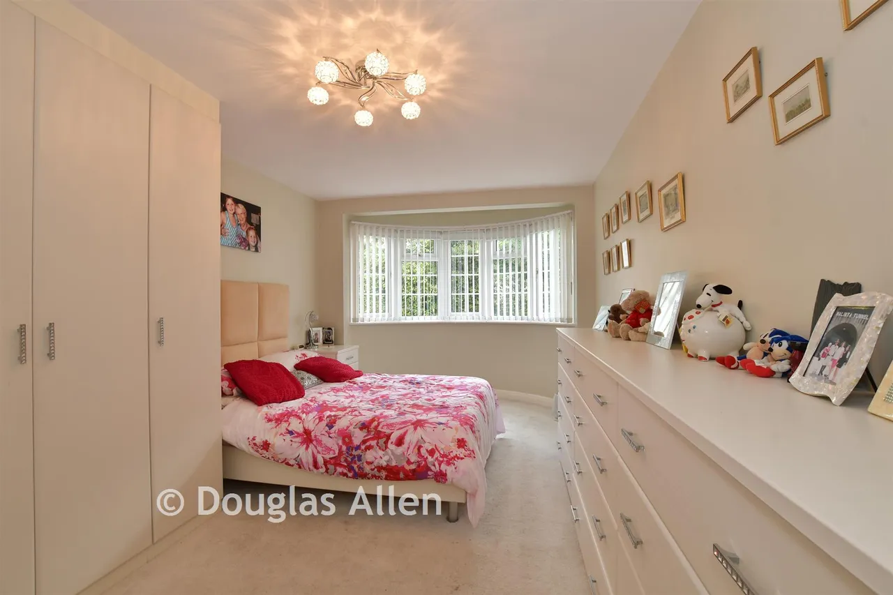 Buckingham Close, Emerson Park, RM11, photo 3