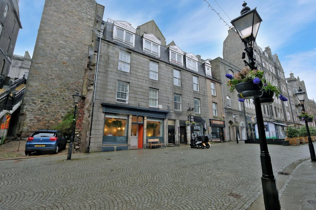 2 bed flat to rent, The Green, Aberdeen, AB11