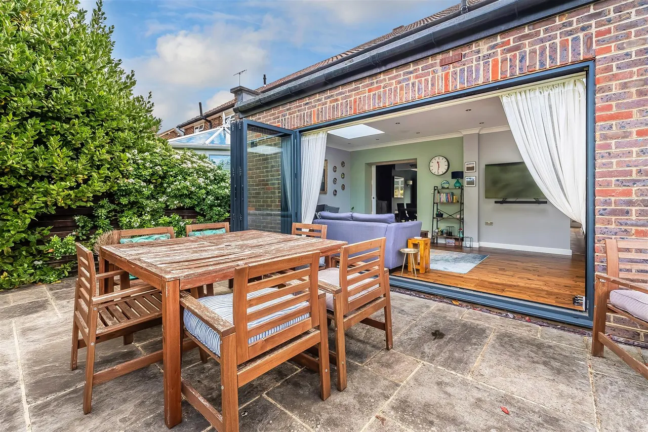 Yarm Close, Leatherhead, KT22, photo 26