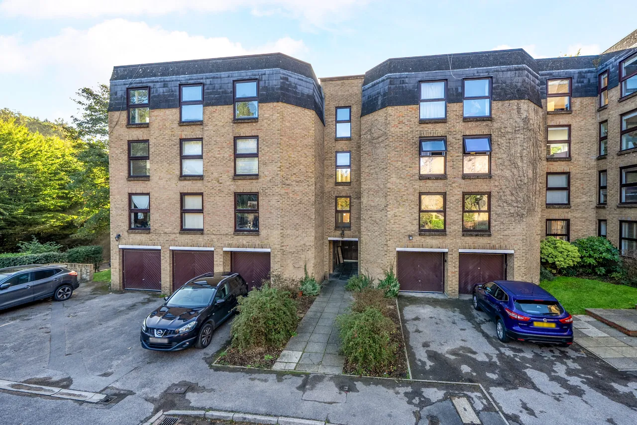 3 bed flat to rent, Chapel Fields Charterhouse Road, Godalming, GU7