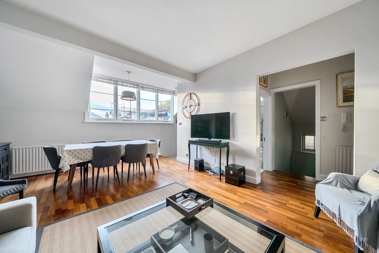 Flat D, 6 Roland Gardens, London, photo 2