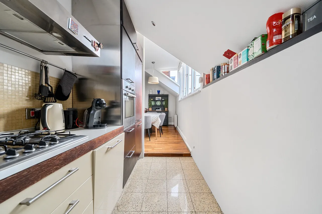 Flat D, 6 Roland Gardens, London, photo 9