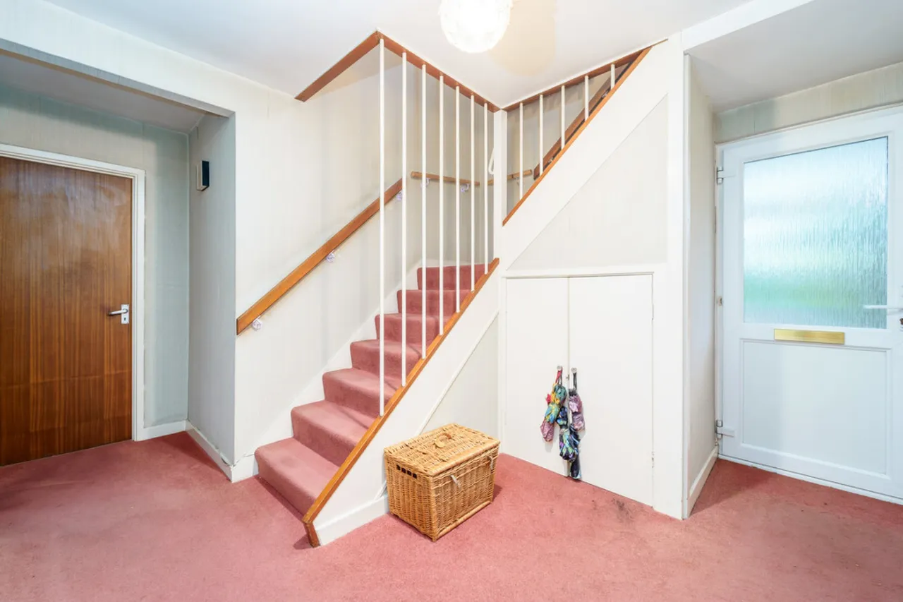 Jamnagar Close, Staines-upon-Thames, photo 3