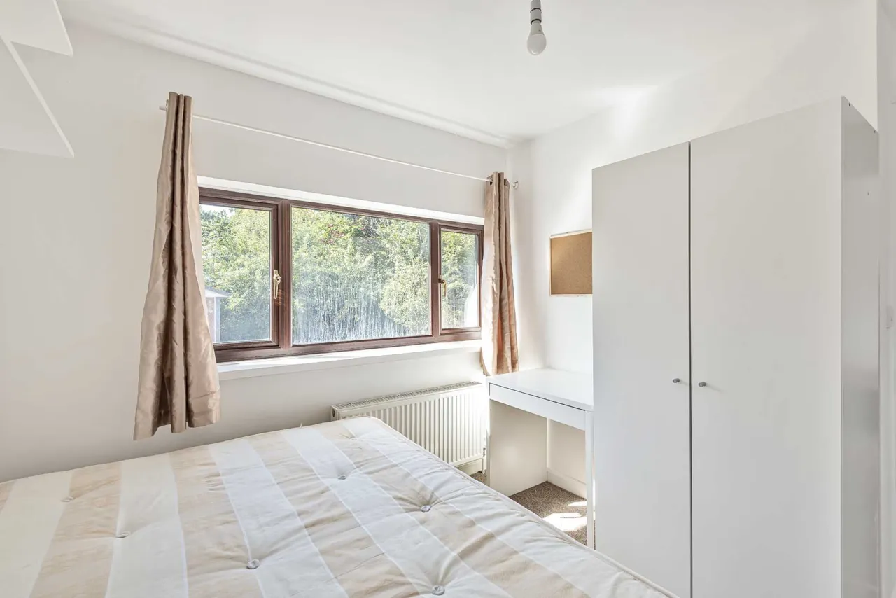 Applegarth Avenue, Guildford, GU2 8LZ, photo 3