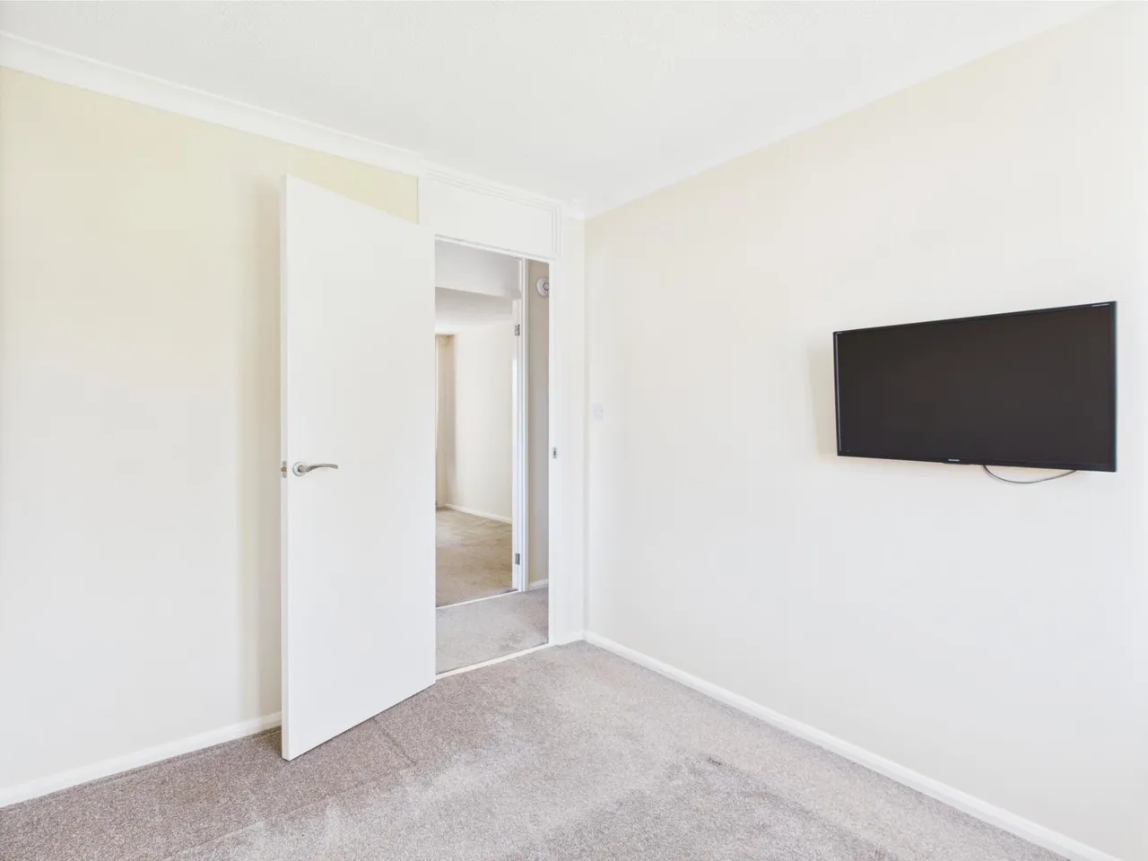 Pershore Road, Popley, Basingstoke, RG24, photo 5