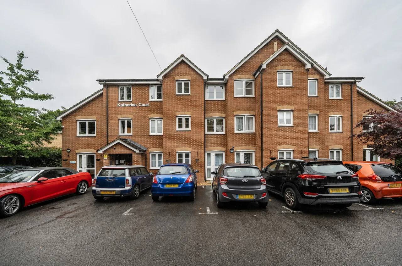 1 bed flat for sale — Upper Gordon Road, Camberley, Surrey, GU15 2HE