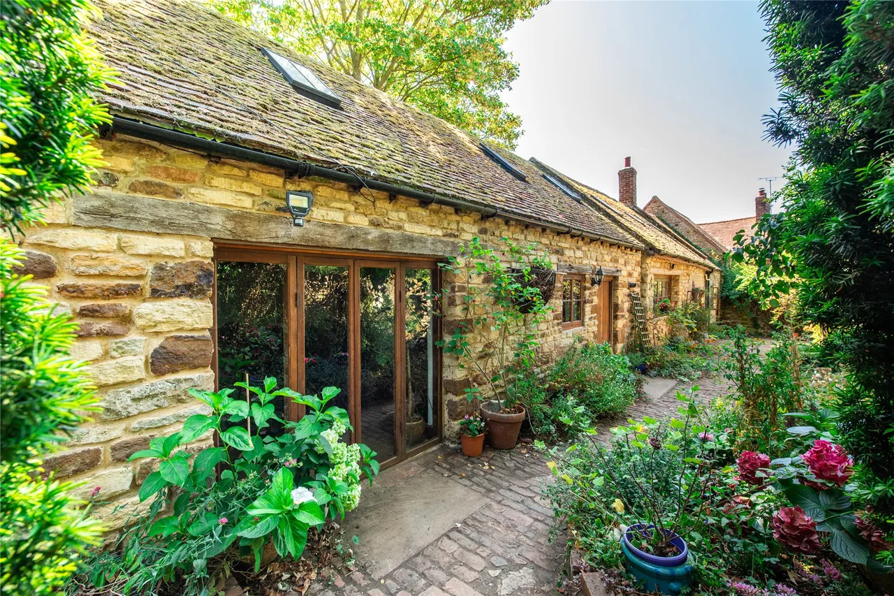 3 bed house for sale, Northampton Road, Blisworth, NN7