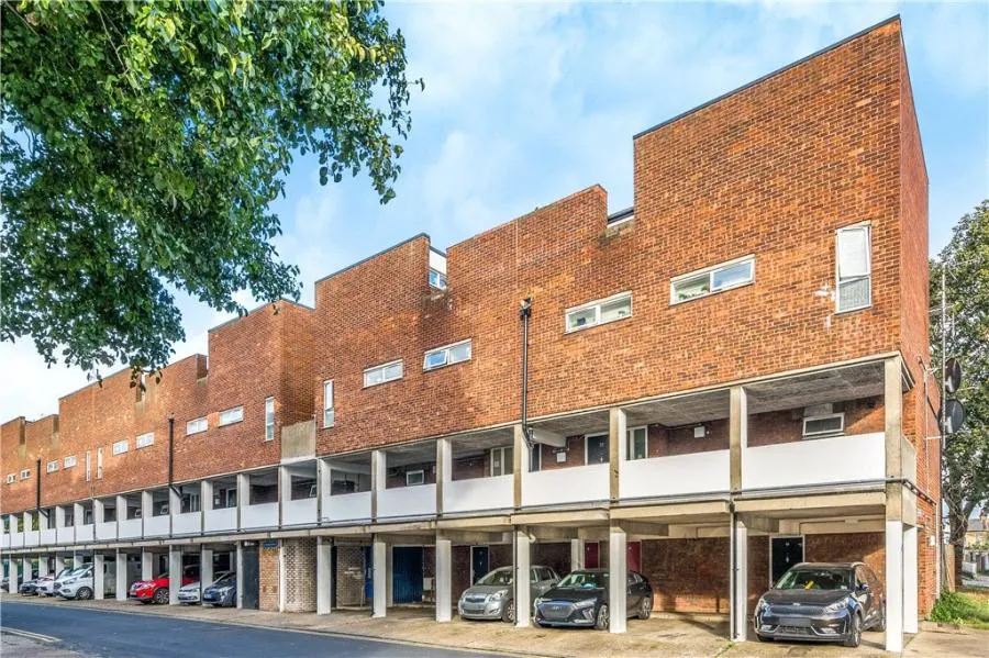 3 bed flat for sale, Reculver Mews, London, N18