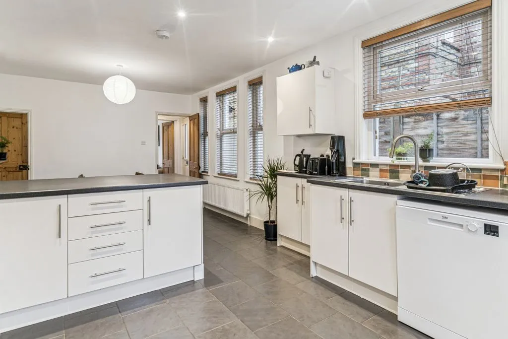 Furlong Road, Bourne End SL8 5AE, photo 5