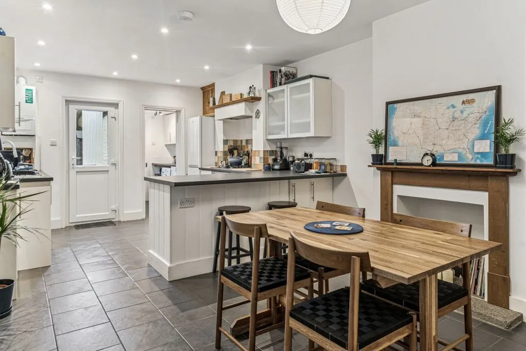 Furlong Road, Bourne End SL8 5AE, photo 3