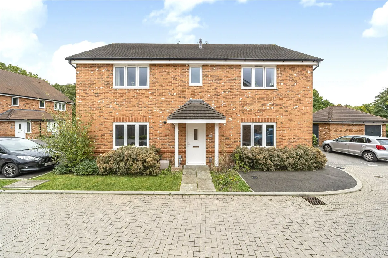 2 bed flat for sale, Bourne Close, West End, GU24