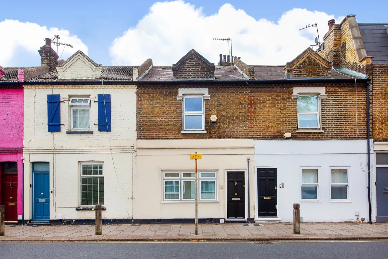 2 bed house for sale, Strath Terrace, London, SW11