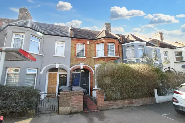 2 bed flat for sale — Chingford Lane, Woodford Green, IG8